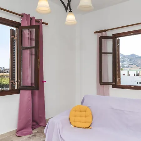 Naxos Center Studios-house شقة *