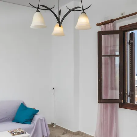 Naxos Center Studios-house شقة