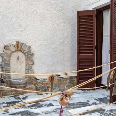 Naxos Center Studios-house شقة