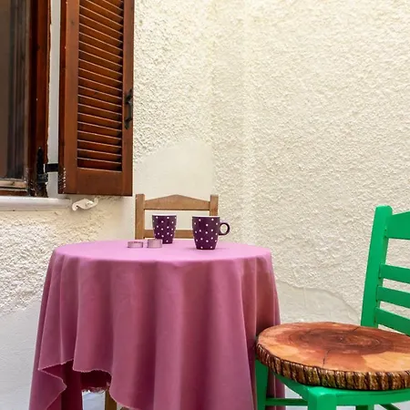 Naxos Center Studios-house شقة Naxos City